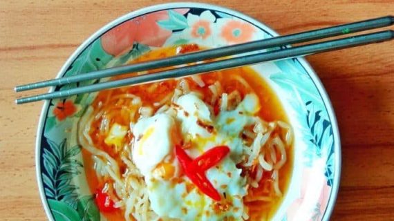 MIE SHIRATAKI PEDAS & ONSEN TAMAGO ALA ALMIRA NOOR TALITHA PUTRI